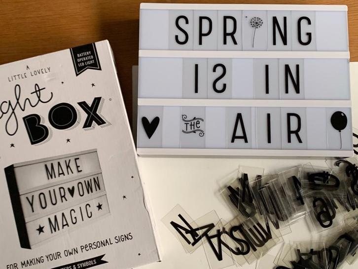 A Little Lovely Company lightbox A4 met extra plaatjes, Huis en Inrichting, Woonaccessoires | Tekstborden en Spreuken, Zo goed als nieuw