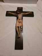 Oud kruisbeeld met houten paternoster, Enlèvement