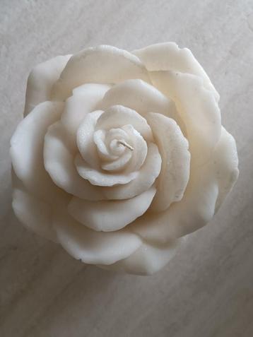Kaars van groot formaat in de vorm van een witte roos beschikbaar voor biedingen