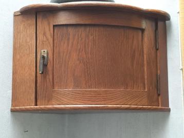 Houten hoekkastje beschikbaar voor biedingen