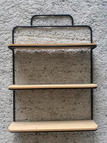 Metalen display met 3 houten schappen beschikbaar voor biedingen