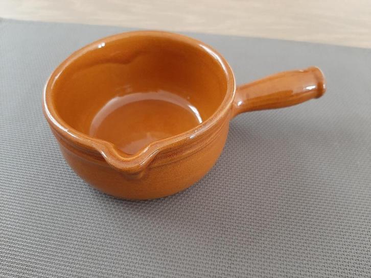 schaal in aardewerk met handvat,diameter 11,5 cm, Antiek en Kunst, Curiosa en Brocante, Ophalen of Verzenden