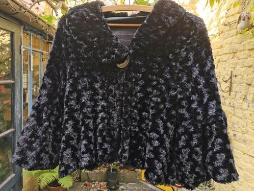 Kort feestelijk jasje in zachte zwarte glanzende stof  38-40, Kleding | Dames, Carnavalskleding en Feestkleding, Zo goed als nieuw