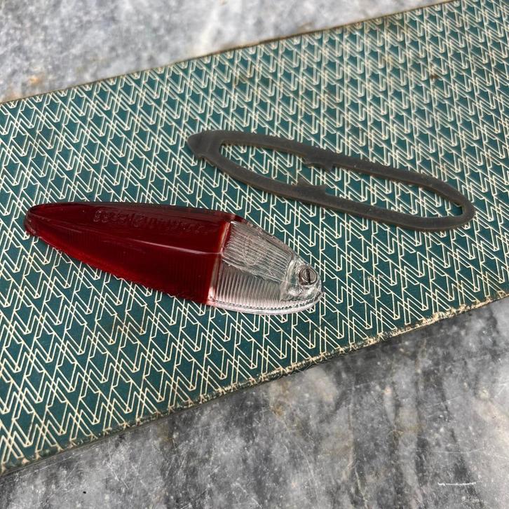 VW Type 3 NOS zijmarkeringslicht rood wit Hella 311949101, Auto diversen, Auto-accessoires, Zo goed als nieuw, Ophalen of Verzenden