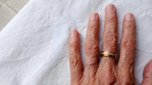 Ring ( trouwring ) met diamantjes, Handtassen en Accessoires, Ringen, Zo goed als nieuw, Dame, Geel, Goud, Met edelsteen, Ophalen