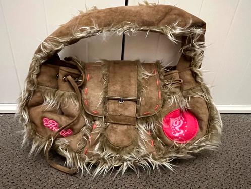 Fake pelsen/daim handtas van protest nieuw👜👜👜👜, Handtassen en Accessoires, Tassen | Damestassen, Nieuw, Handtas, Overige kleuren