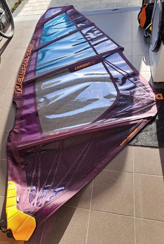 Neilpryde Combat HD 4.2 - deep purple met aqua, Sports nautiques & Bateaux, Planche à voile, Neuf, Voile, Avec sac de transport