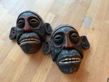 twee afrikaanse maskers in goede staat beschikbaar voor biedingen