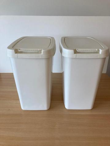 Afvalemmer met klapdeksel beschikbaar voor biedingen