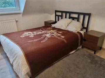 Mooie bruine slaapkamer 140x200 met nachtkastjes en dressoir beschikbaar voor biedingen