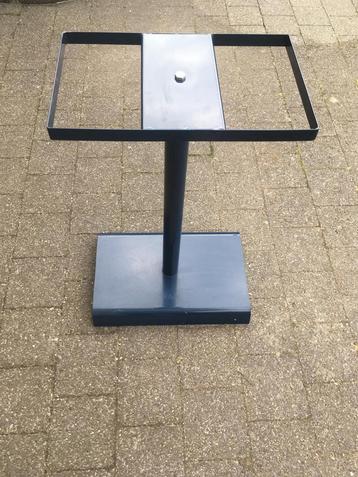 2 STERKE METALEN STAANDERS OM KOOIEN OP TE PLAATSEN NU 45 EU beschikbaar voor biedingen