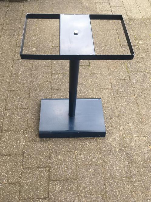 2 STERKE METALEN STAANDERS OM KOOIEN OP TE PLAATSEN NU 45 EU, Dieren en Toebehoren, Vogels | Toebehoren, Zo goed als nieuw, Overige typen