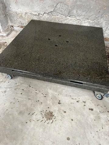 Grote, zware parasolvoet van 1 meter op 1 meter beschikbaar voor biedingen