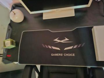 Gaming bureau met led verlichting en bureaustoel beschikbaar voor biedingen