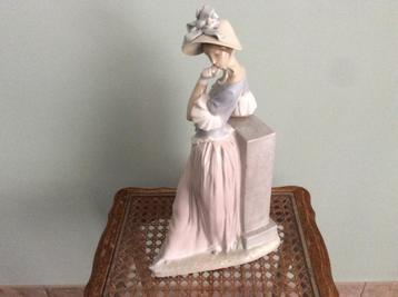 STATUE DÉCORATIVE EN PORCELAINE « LLADRO », Enlèvement