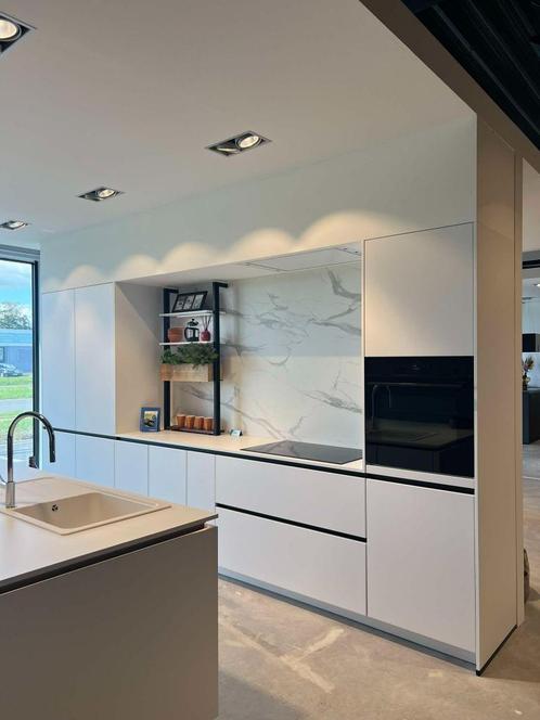 Showroomkeuken te koop, Huis en Inrichting, Keuken | Complete keukens, Nieuw, Dubbelwandige keuken, Wit, Kunststof, Greeploos