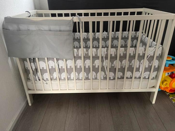 Mooie babybed / ledikant incl matras, bed bumper & opbergzak, Kinderen en Baby's, Kinderkamer | Bedden, Zo goed als nieuw, Matras