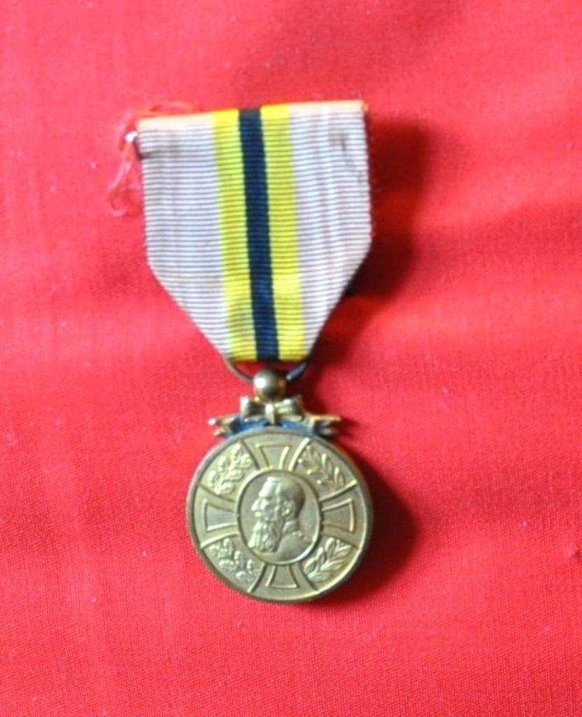 médaille commémorative règne de Léopold II, Collections, Enlèvement ou Envoi, Autres, Ruban, Médaille ou Ailes
