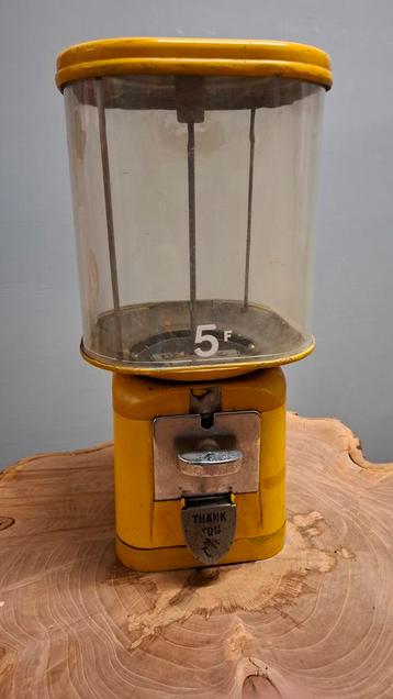 Oude kauwgomautomaat beschikbaar voor biedingen