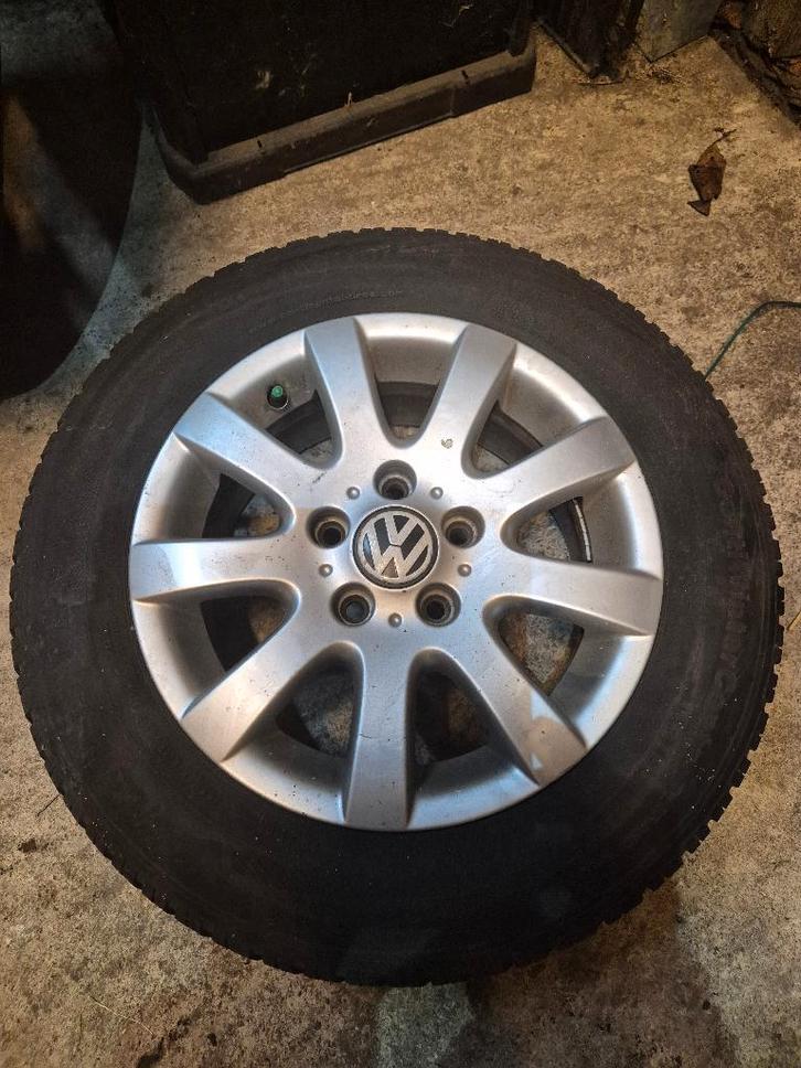 Pneus d'hiver Continental taille 195/60/15, Autos : Pièces & Accessoires, Pneus & Jantes, Jante(s), Pneus hiver, 15 pouces, 195 mm