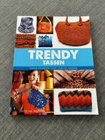 Boek trendy handtassen breien 4 euro, Boeken, Ophalen, Nieuw