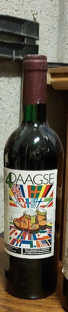 Nijmeegse Vierdaagse Vintage Fles Wijn Uniek Etiket. beschikbaar voor biedingen