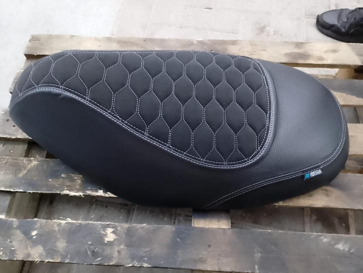 Piaggio Zip Costom Designo Alcantara Zadel Zwart, Fietsen en Brommers, Brommers | Tuning en Styling, Zo goed als nieuw, Ophalen of Verzenden