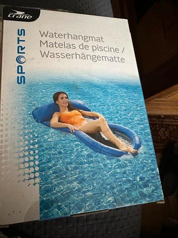 Matras voor het zwembad beschikbaar voor biedingen