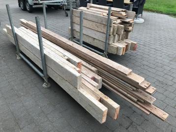 2 stapelbakken met juffers, planken en jufferblokken. beschikbaar voor biedingen