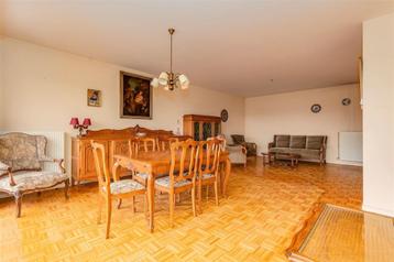 Eetkamer : tafel en stoelen beschikbaar voor biedingen