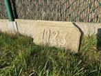 Oude bouwsteen uit 1923, leuk als decoratie in de tuin, Ophalen of Verzenden, Gebruikt