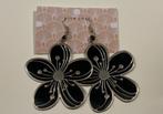 Zwart-zilverkleurige bloemvormige oorbellen, Bijoux, Sacs & Beauté, Boucles d'oreilles, Enlèvement ou Envoi, Neuf, Noir, Pendantes