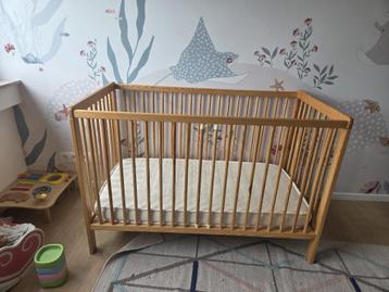Lit bébé avec 2 barreaux amovibles beschikbaar voor biedingen