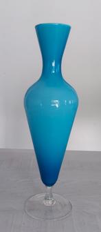 Vase en verre bleu sur pied, Maison & Meubles, Comme neuf, Bleu, Enlèvement, Moins de 50 cm