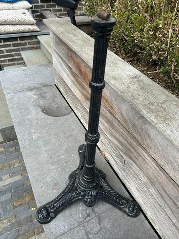 Gietijzeren tafelpoot beschikbaar voor biedingen