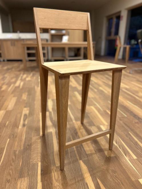 Barkruk in massieve eik uit toonzaal, Huis en Inrichting, Barkrukken, Nieuw, 30 tot 60 cm, Hout, 3 krukken, Met voetsteun, Ophalen