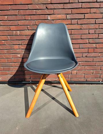 Vier kamerstoelen  beschikbaar voor biedingen