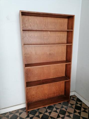 Bibliothèque solide beschikbaar voor biedingen