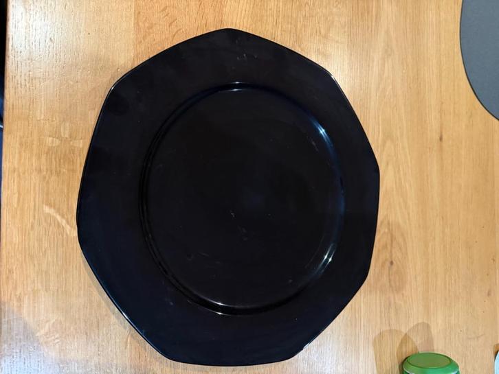 12 zwarte onderzet borden, Huis en Inrichting, Keuken | Servies, Gebruikt, Bord(en), Effen, Keramiek, Ophalen of Verzenden