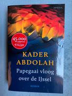 Kader Abdolah - Papegaai vloog over de IJssel - gesigneerd, Boeken, Literatuur, Ophalen of Verzenden, Zo goed als nieuw