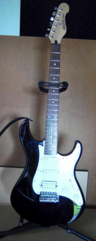 Gitaarversterkers + pedalen, Muziek en Instrumenten, Versterkers | Bas en Gitaar, Zo goed als nieuw, Gitaar, 50 tot 100 watt, Ophalen