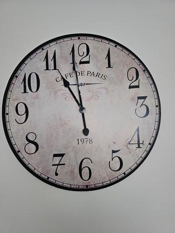Wandklok - in goede staat beschikbaar voor biedingen