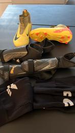 Voetbalschoenen nike maat 33, en beenbeschermers en kousen, Ophalen, Gebruikt