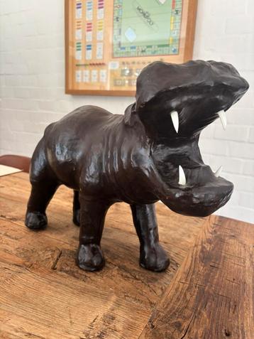 Nijlpaard papier mache/leder beschikbaar voor biedingen