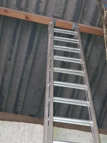 lange ladder uitschuifbaar beschikbaar voor biedingen