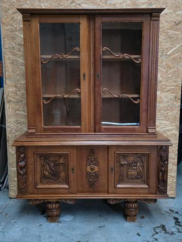 Antieken vitrine kast en uitschuifbare tafel beschikbaar voor biedingen