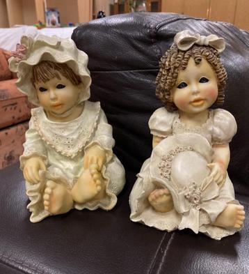 Prachtige vintage beeldjes 2 jonge meisjes  beschikbaar voor biedingen