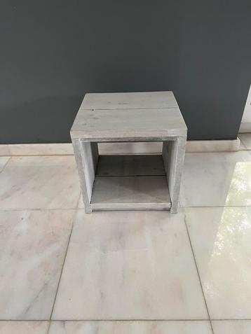 Massief houten (bijzet) tafel / nachtkastje beschikbaar voor biedingen
