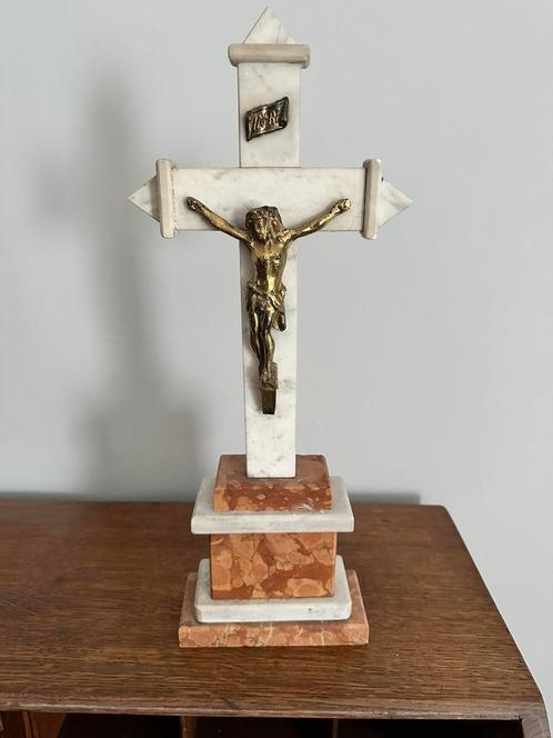 Kruisbeeld op marmeren sokkel – 44 cm – religieus antiek, Antiek en Kunst, Antiek | Religieuze voorwerpen, Ophalen