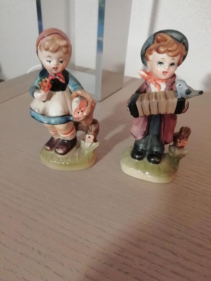 2 beeldjes In Hummel stijl, Verzamelen, Beelden en Beeldjes, Hummel, Ophalen of Verzenden